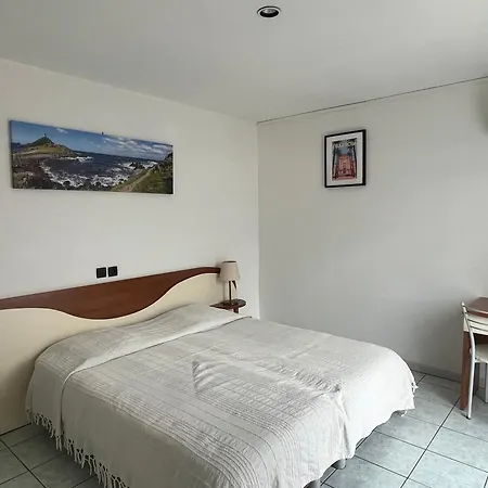 Les Maristella, Ninu Nyaraló *