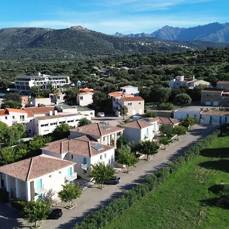 Les Maristella, Ninu Nyaraló *